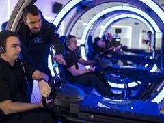 英国警察用虚拟赛车游戏训练驾驶技术[图]